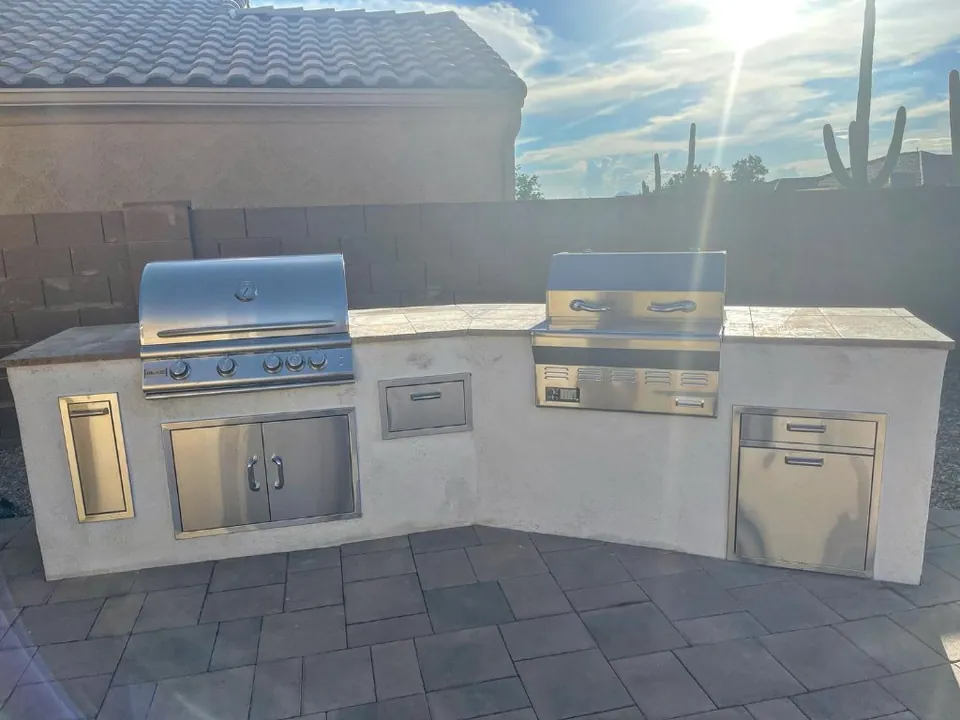 L-shaped outdoor kitchen in Tucson with a built-in stainless grill and flat-top griddle.